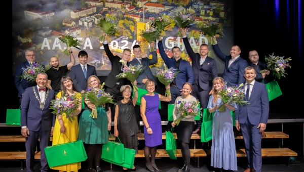 Esimene rida vasakult linnapea Kalvi Kõva, Mari Järg, Inge Varik, Malle Simm, Piret Põldsaar, Katrin Soon, Aliis Aalmann, linnavolikogu esimees Anti Haugas. Teine rida vasakult: Janno Koreinik, Ihor Halat, Bernard Wallner, Andreas Org, Rommy Otti, Sander Saar, Raul Vene, Tamar Oja, Ainar Needo. Fotod: Aigar Nagel